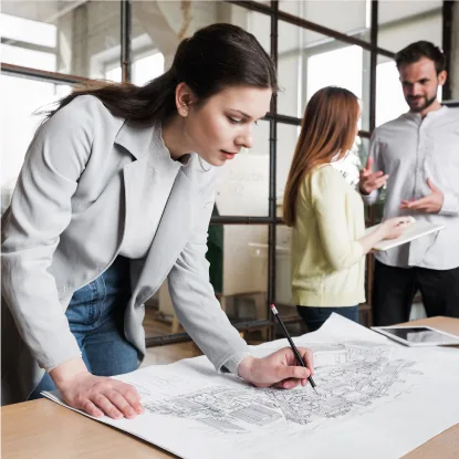 Técnicos de Proinga revisando un plano