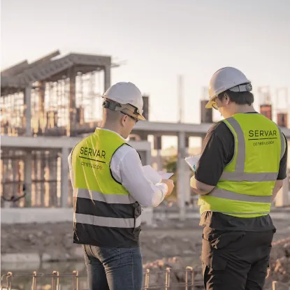 Operarios de Servar en obra